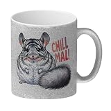 Pummeliges Chinchilla Glitzer-Kaffeebecher mit Spruch Chill mal Der niedliche pummelige Chinchilla Glitzer-Kaffeebecher mit süßem Kuscheltier und entspanntem Ausruf Text Chill mal