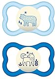 MAM Air Night Silikon Schnuller im 2er-Set, zahnfreundlicher und leuchtender Baby Schnuller, extra leichtes und luftiges Schilddesign mit Schnullerbox, 6-16 Monate blau-bär/fuchs