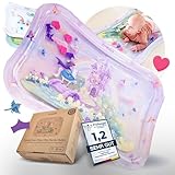 Freudeskind TummyTime Wassermatte XXL by, Baby Wasserspielmatte, 100% Phtalate- & BPA-frei ab 0, 3, 6, oder 9 bis 24 Monate, Sensorische Montessori Spielmatte Baustelle, Babyspielzeug Bauchlage