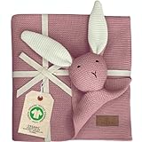 DIKOS® Original Babydecke SCHMUSE-HASE Beere GOTS Bio Baumwolle Neugeborenen Decke mit Kuscheltier Baby Mädchen Strickdecke Kuscheldecke Schmusedecke Erstausstattung Babygeschenke Geschenk zur Geburt