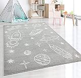 the carpet Beat Kids Moderner Weicher Kinderteppich, Weicher Flor, Pflegeleicht, Farbecht, Weltraum, Astronauten Muster Grau, 120 x 170 cm