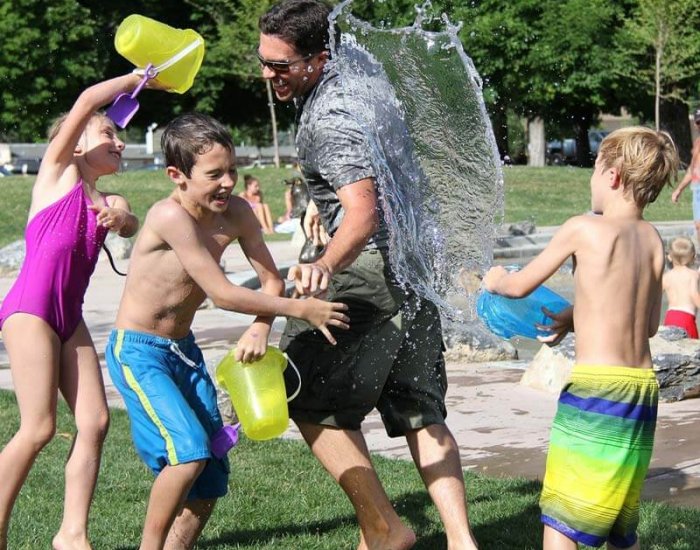 Spiele-ab-8-fuer-draussen-outdoor Spielspaß und Abkühlung in einem: die Wasserschlacht im Sommer.