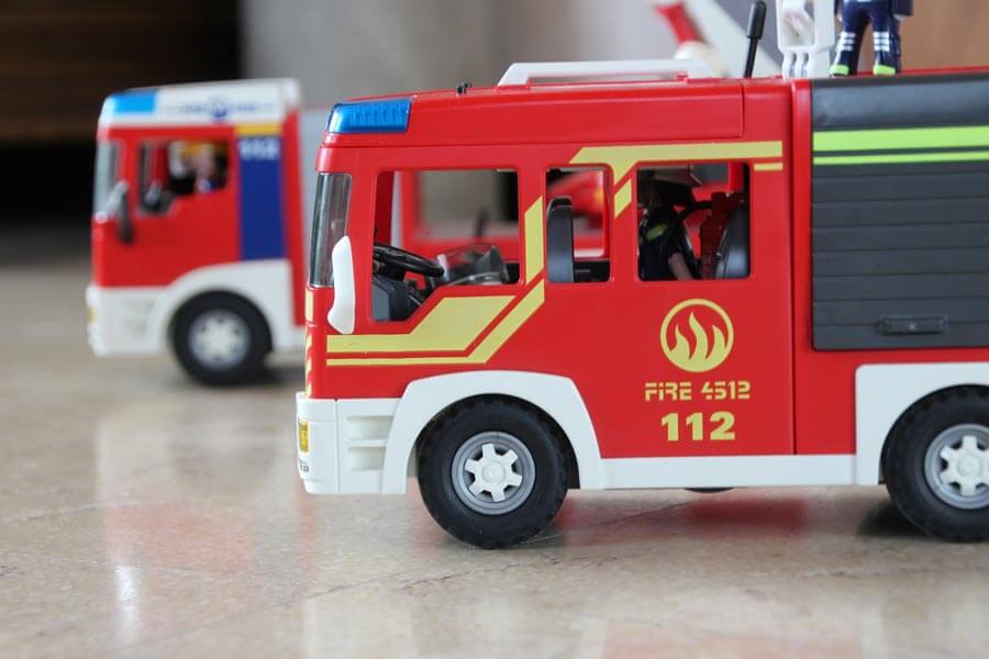 DIE CAST Feuerwehr Löschfahrzeug LKW mit Blaulicht und Sirene Pull Back 
